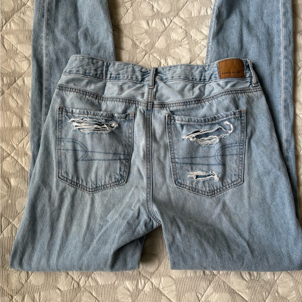 Light Wash American Eagle high rise straight leg jeans. Size 4.